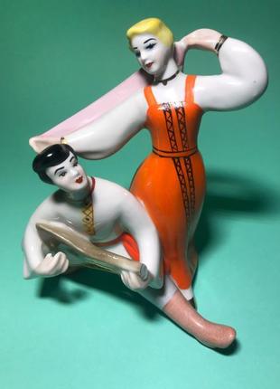 Фарфорова фігурка чоловіка з балалайкою і жінки з хусткою танець1 фото