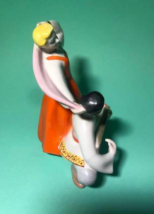 Фарфорова фігурка чоловіка з балалайкою і жінки з хусткою танець4 фото
