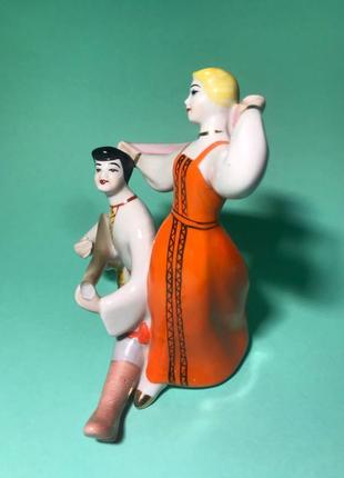 Фарфорова фігурка чоловіка з балалайкою і жінки з хусткою танець5 фото