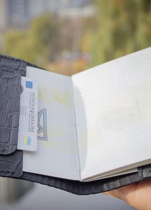 Обкладинка на паспорт із натуральної шкіри + 2 відділа для карток2 фото