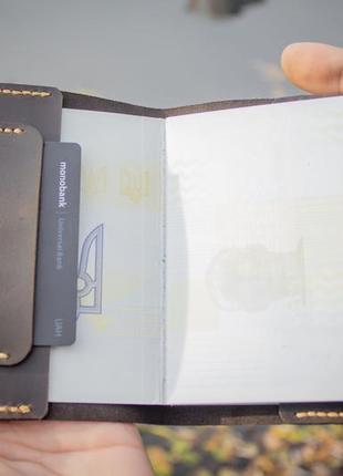 Обкладинка на паспорт із натуральної шкіри + 2 відділа для карток7 фото