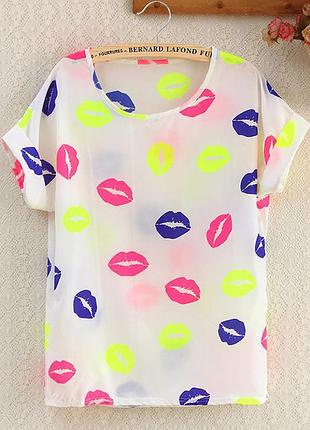 Річна блузка з губами