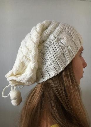 Белая вязанная зимняя шапка