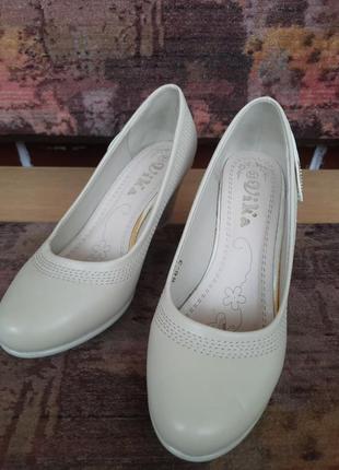 Бежеві туфлі