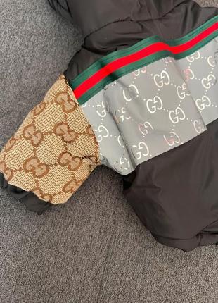 Брендова зимова куртка для собак gucci з капюшоном на змійці, з джинсовими рукавами, світлодіодна вставка,3 фото