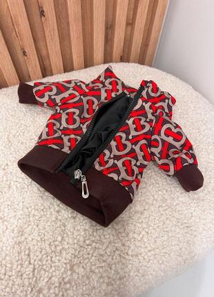 Брендовая куртка ветровка для собак burberry эластиковая на змейке без капюшона, бордовая