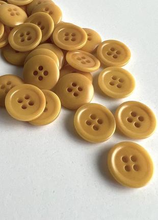 Пуговица  костюмная с тоненьким бортиком 4отв желтая 20мм пластик
