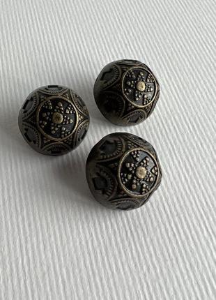 Пуговица костюмная шляпка декоративная в узор на ножке коричневая 18мм металл