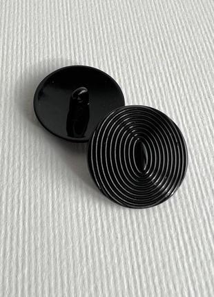 Ґудзик костюмний овальний емаль в полоску на ніжці чорний 23мм метал