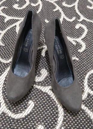 100 гривень кожна пара взуття