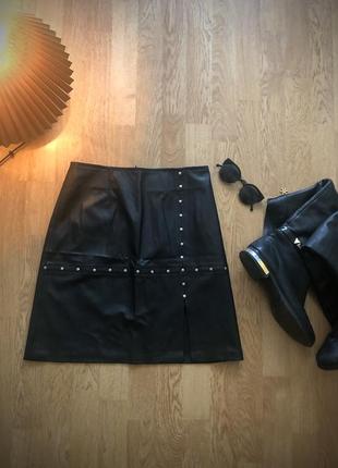 Женская дермантиновая юбка с распоркой с боку