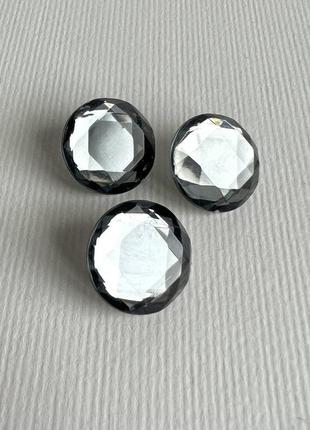 Ґудзик костюмний кристал на ніжці сірий 18мм пластик