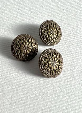 Пуговица бузочная с узором темная на ножке золото 15мм металл