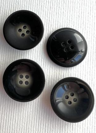 Пуговица костюмная изогнутая с пятнышком 4отв черная 18мм пластик