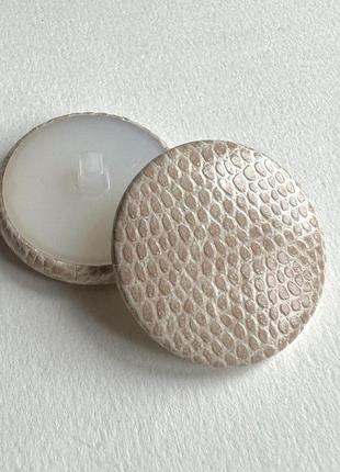 Пуговица пальтовая кожаная на ножке бежевая 33мм пластик