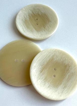 Пуговица пальтовая тонкая 2отв бежевая 37мм пластик