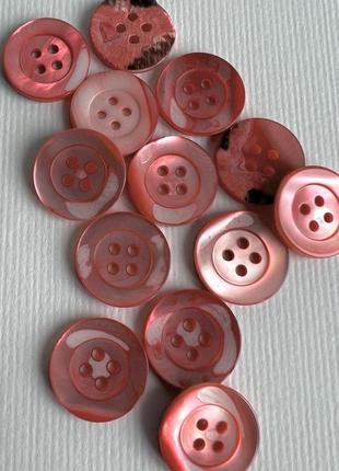 Пуговица гладкая с бортиком перламутр 4отв розовая 17мм ракуш