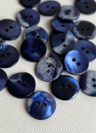 Пуговица гладкая в  в пятнышки перламутровая 2отв 20мм синяя ракуш