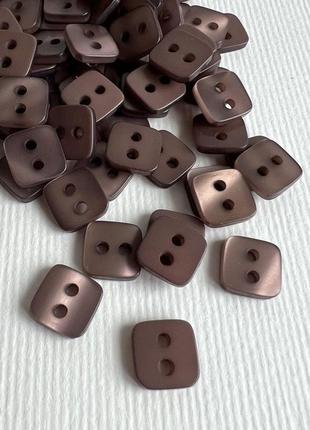 Пуговица рубашечная плоская глянцевая перламутр квадратная 2отв коричневая 9мм пластик