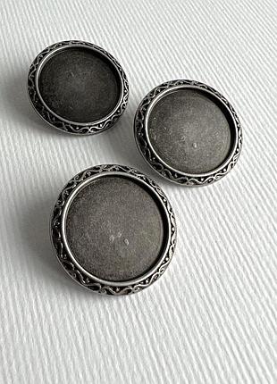 Пуговица костюмная плоская с бортиком темная на ножке серебро 25мм металл