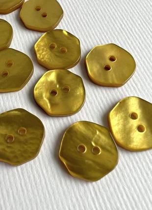 Пуговица гладкая вырезаная перламутр  2отв желтая 17мм ракуш