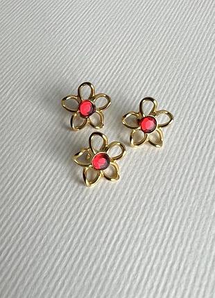 Ґудзик блузочний квітка з червоним камінчиком на ніжці золотий 15мм метал