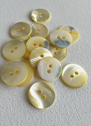 Пуговица гладкая перламутр  2отв желтая 18мм ракуш