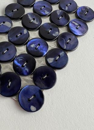 Пуговица гладкая в  в пятнышки перламутровая 2отв 17мм синяя ракуш