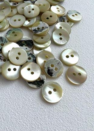 Пуговица гладкая перламутр светлая 2отв хаки 15мм ракуш