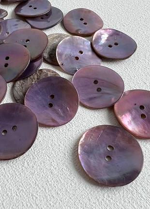 Пуговица костюмная тоненькая светлая  2отв фиолетовая 25мм ракуш