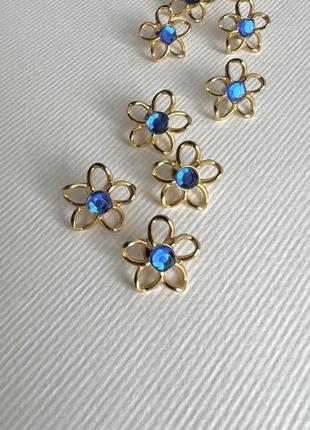 Ґудзик блузочний квітка з синім камінчиком на ніжці золотий 15мм метал