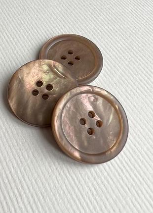 Пуговица костюмная гладкая с бортиком 4отверстия коричневая 27мм ракуш
