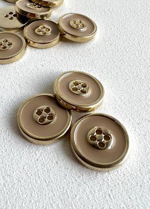 Пуговица костюмная золотая основа 4отв бежевая 24мм металл