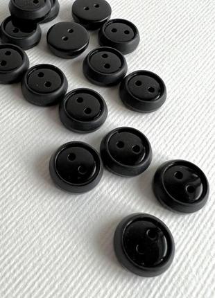 Пуговица рубашечная толстенькая 2отв черная 15мм пластик