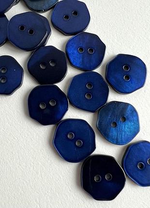 Пуговица 7/640 гладкая вырезаная перламутр  2отв синяя 16мм ракуш