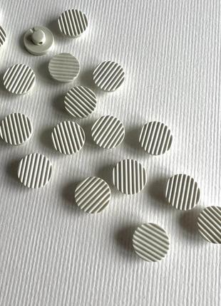 Пуговица бузочная плоская с полоской  в молочном оттенке на ножке белая 12мм пластик