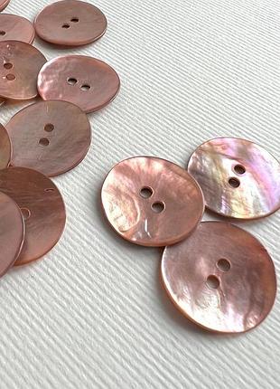 Ґудзик костюмний тоненький світлий 2отв рожевий 20мм мушля