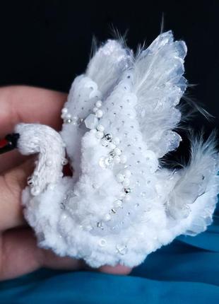 Брошка "біла лебідь" об`ємна 3д