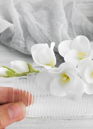 Гребінець для волосся з квітами білої фрезії, весільний гребінець1 фото