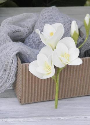 Брошь- бутоньерка фрезия