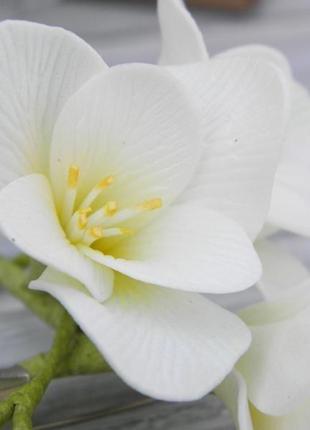 Брошь- бутоньерка фрезия