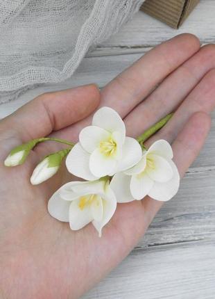 Брошь- бутоньерка фрезия