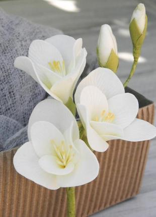 Брошь- бутоньерка фрезия