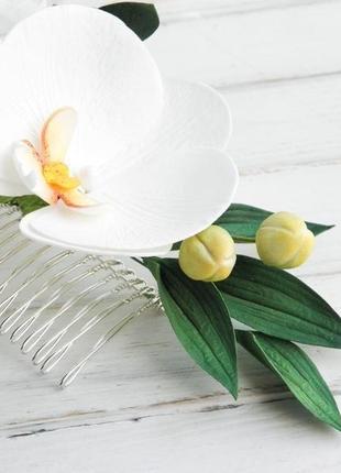 Гребень с белыми орхидеями в прическу невесте4 фото