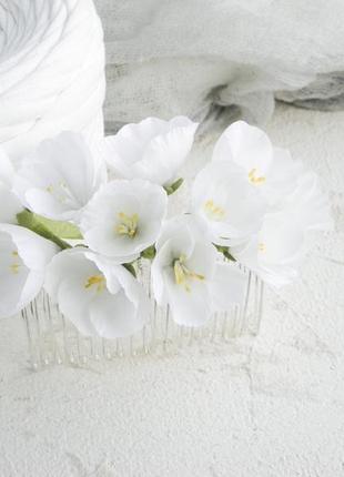 Гребінь з білими квітами в зачіску, гребінець з яблуневим цвітом3 фото
