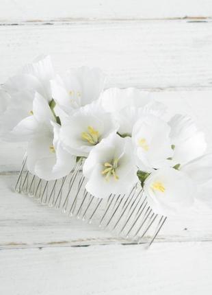 Гребінь з білими квітами в зачіску, гребінець з яблуневим цвітом8 фото