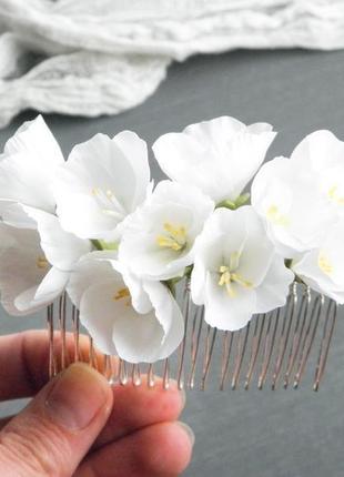 Гребінь з білими квітами в зачіску, гребінець з яблуневим цвітом6 фото