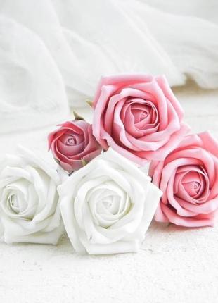 Шпильки з білими і пудровыми трояндами, квіти в зачіску нареченій7 фото
