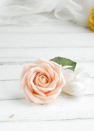 Заколка з персикової трояндою і пролісками у зачіску2 фото