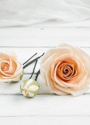 Шпильки для волосся з квітами, персикові троянди в зачіску для нареченої